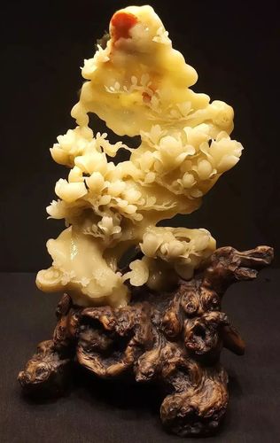 改革开放之初,我国工艺美术品的生产虽然产品丰富,但样式还显传统老旧